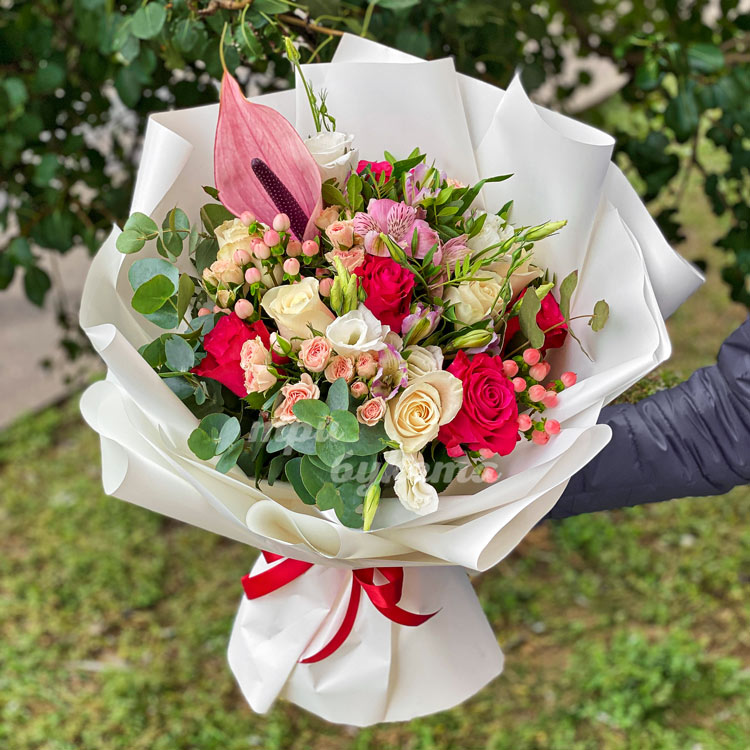 Букет «Яркий гранат» (на фоне зелени)