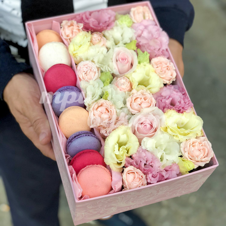 8 макарун и цветочная композиция (коробка в руках)