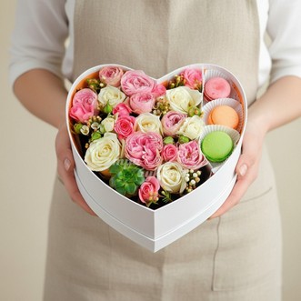 Коробочка сердце с 3 макарунами