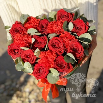 Сердце из роз и гвоздик Сердце из роз и гвоздик