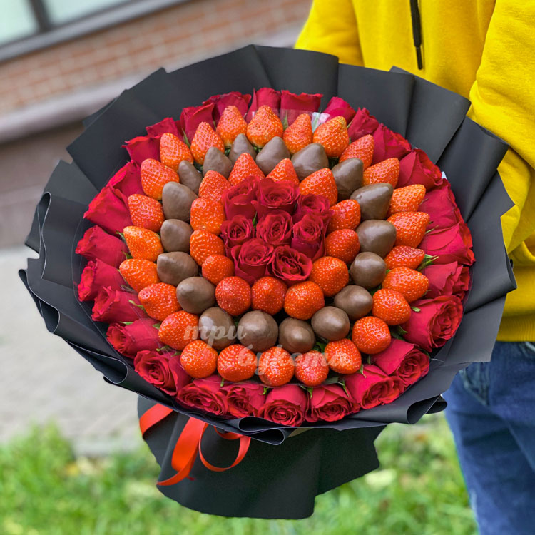 Букет из красных роз и клубники (вид сверху)