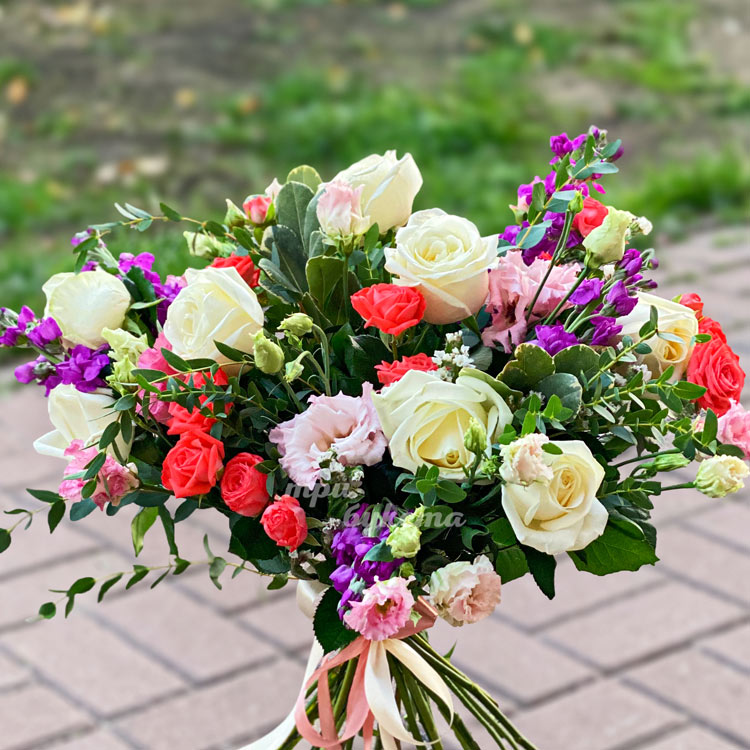 Букет из роз и эустом (крупный план)