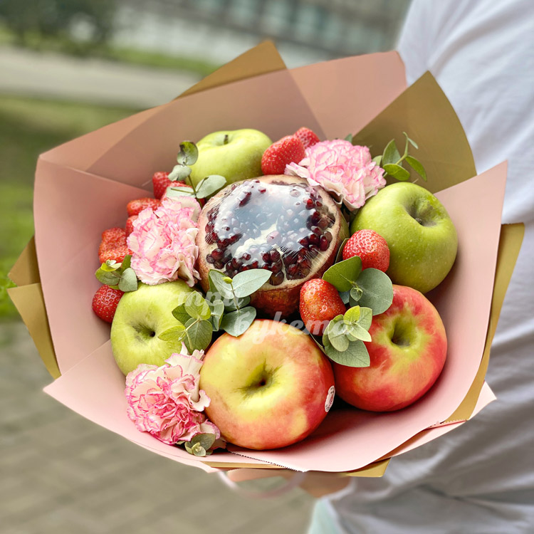 Фруктовый букет из яблок и гвоздик (в руках)