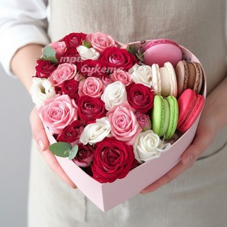 Композиция из 5 макарун и роз