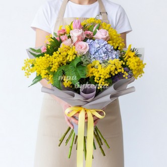 Букет из роз и мимоз на 8 марта