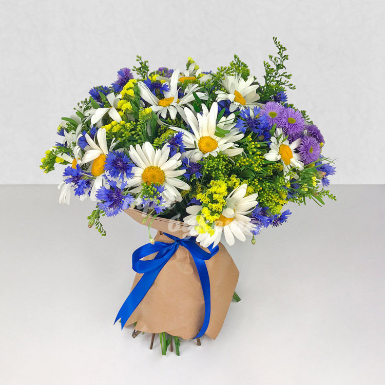 Букет из ромашек и васильков