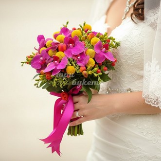 Букет невесты из орхидей и фрезий