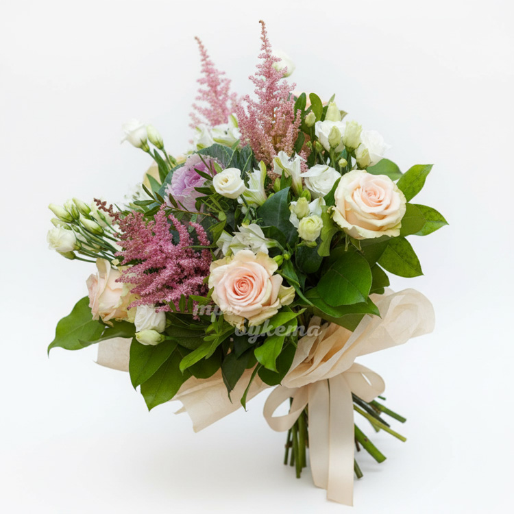 Букет из белых и кремовых роз