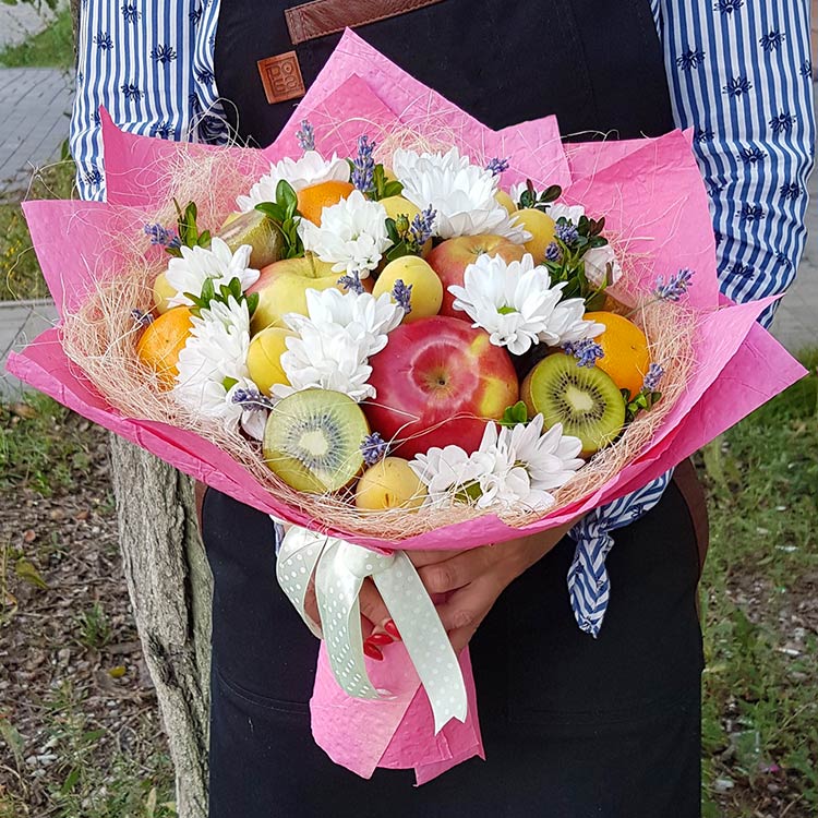 Букет из фруктов и хризантем