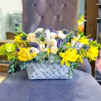 Корзина кустовых роз и ирисов