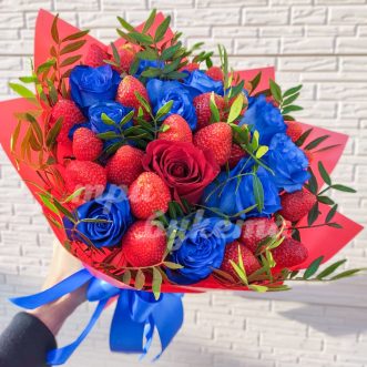 Букет из синих роз и клубники