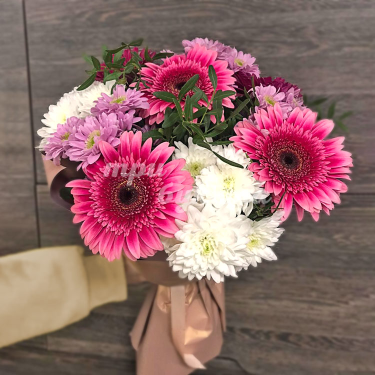 Герберы и разноцветные хризантемы