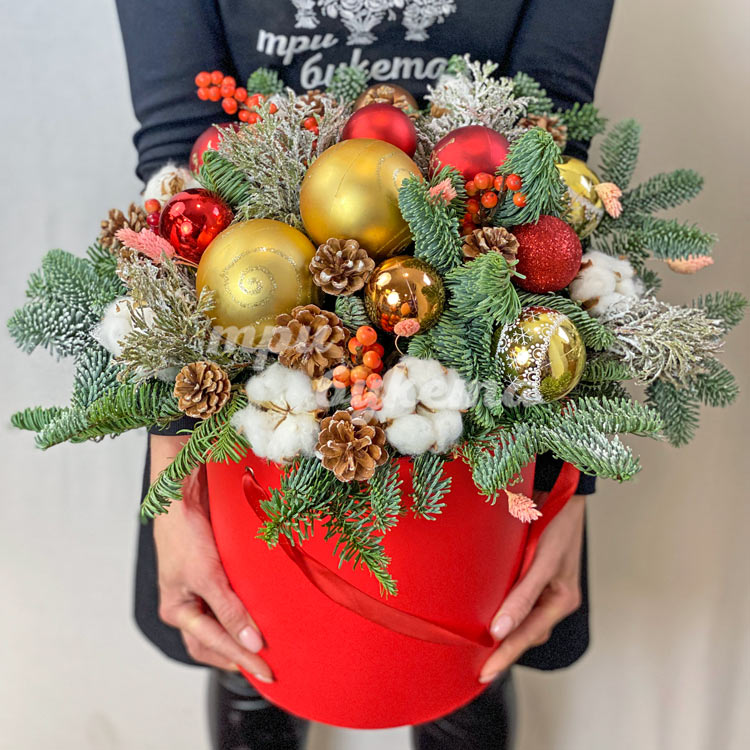 Желтые и красные шары в коробке