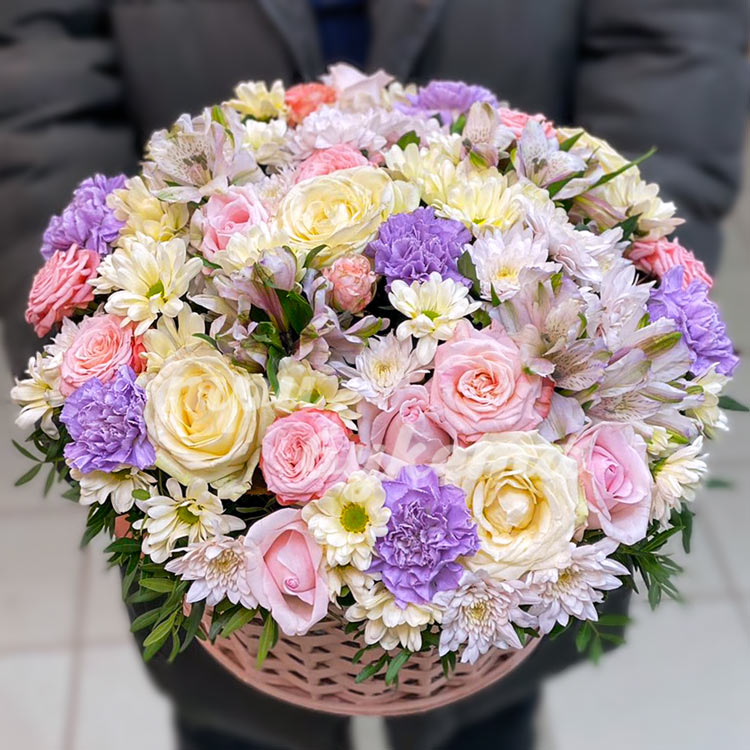 Корзина хризантем, гвоздик и роз