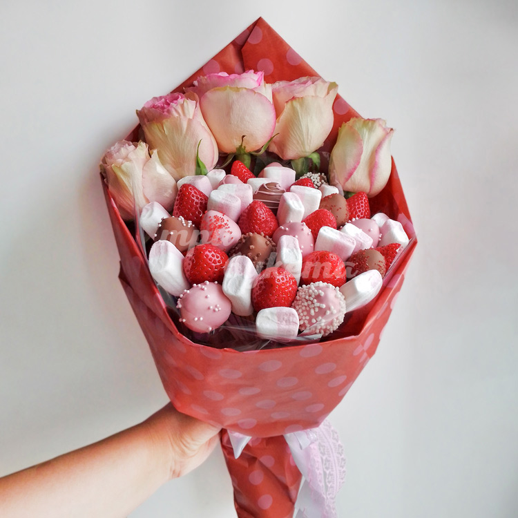 Букет из роз, клубники и маршмеллоу