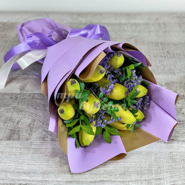 Букет из мини-бананов и статицы (на столе)