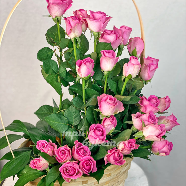 30 розовых роз в корзине (крупный план)