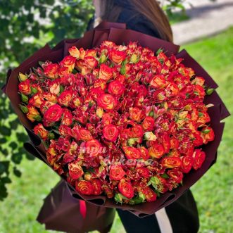 Букет из 51 куст. розы и альстромерии