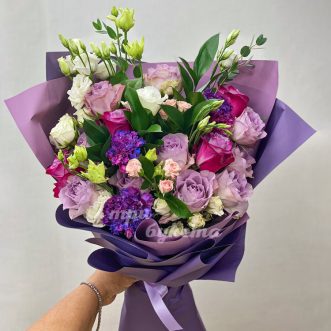 Букет окрашенных гвоздик с розами