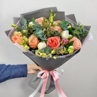 Букет пионов и персиковых пионовидных роз