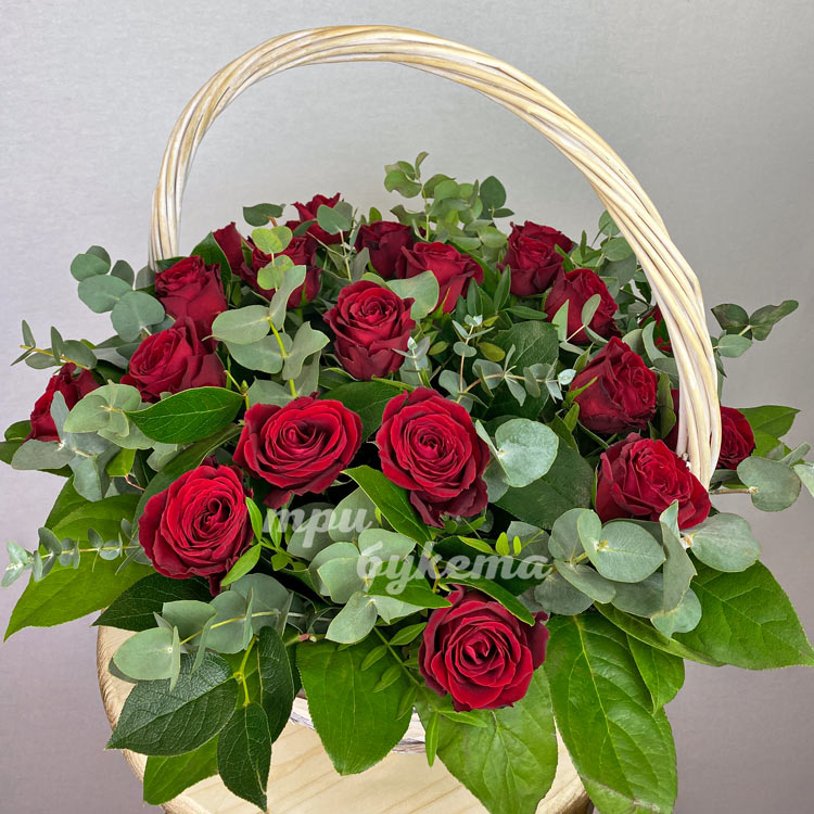 Корзина красных роз с эвкалиптом (крупный план)