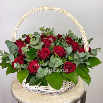 Корзина красных роз с эвкалиптом