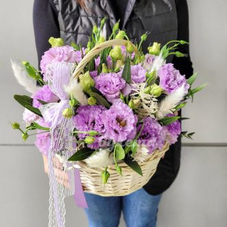 Корзинка с эустомами и сухоцветами