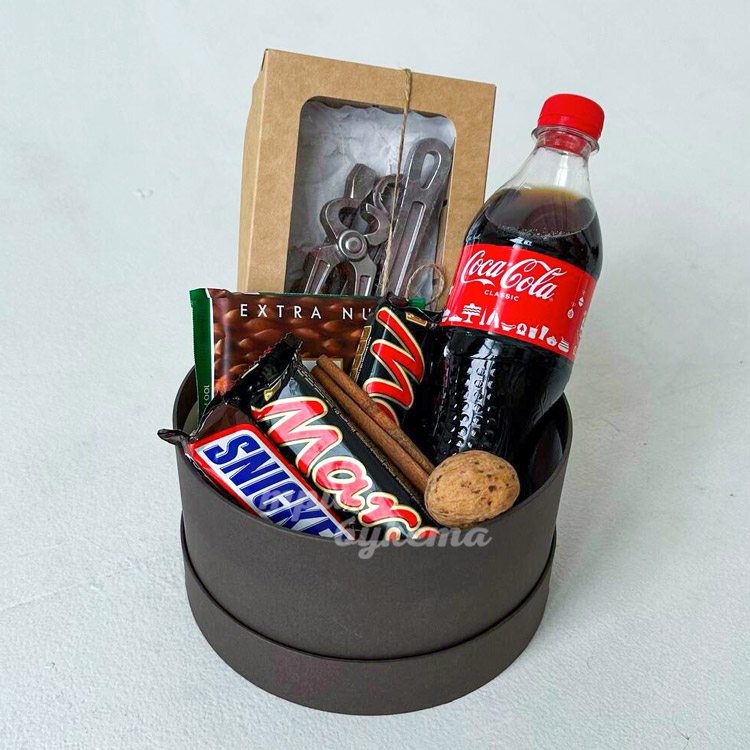 Коробка на 23 февраля с шоколадными инструментами