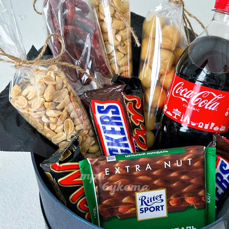 Снеки и сладости в коробке на 23 февраля (крупный план)