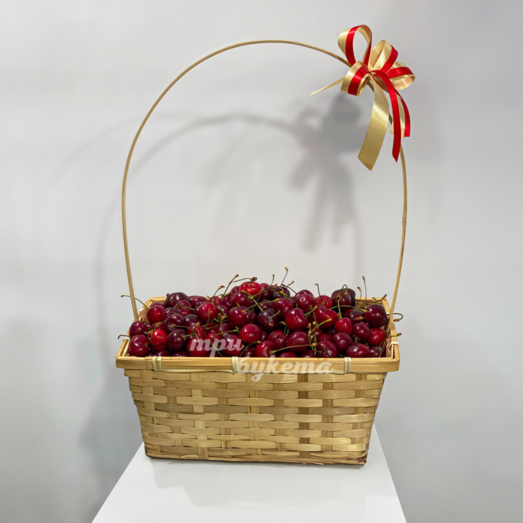Подарочная корзина с черешней