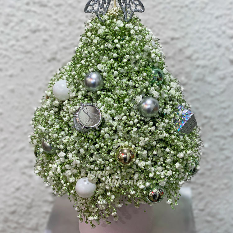 Елочка из гипсофилы на новый год (крупный план)