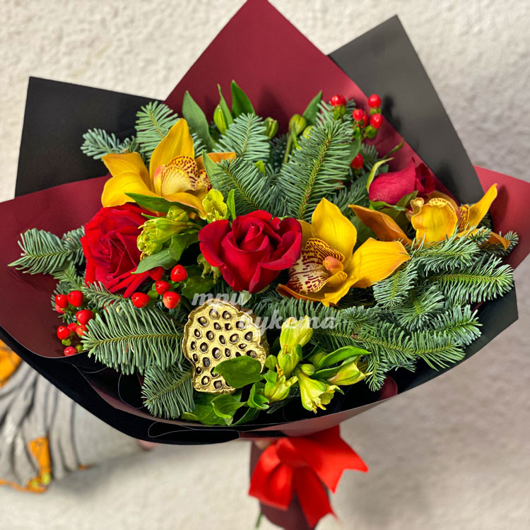 Новогодний букет орхидей, роз и хвои (крупный план)