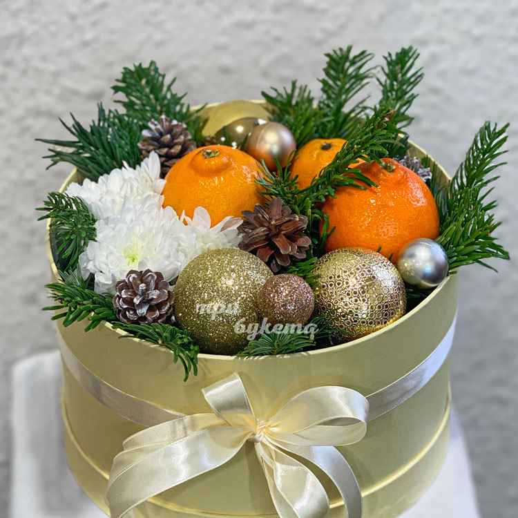 Новогодняя коробка с апельсинами и хризантемой (крупный план)