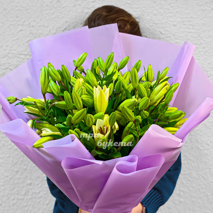 Яркий букет высоких белых лилий (крупный план)