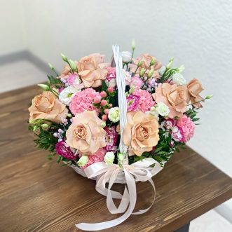 Корзина кофейных роз, эустом и гвоздик