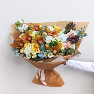 Оранжевый букет орхидей, роз и эустом