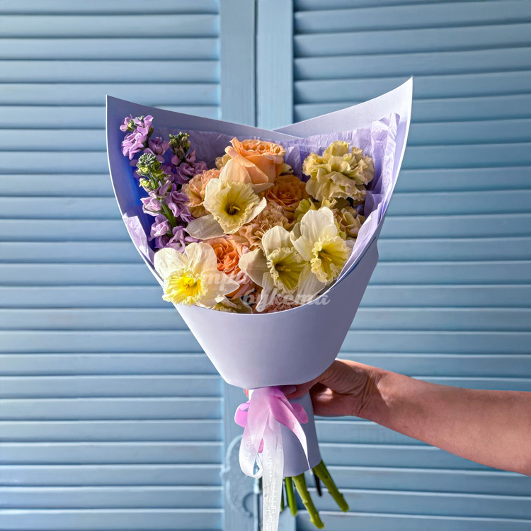 Яркий букет нарциссов и диантусов