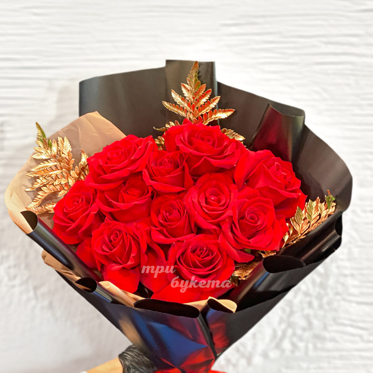 Букет красных роз с золотым папоротником (крупный план)