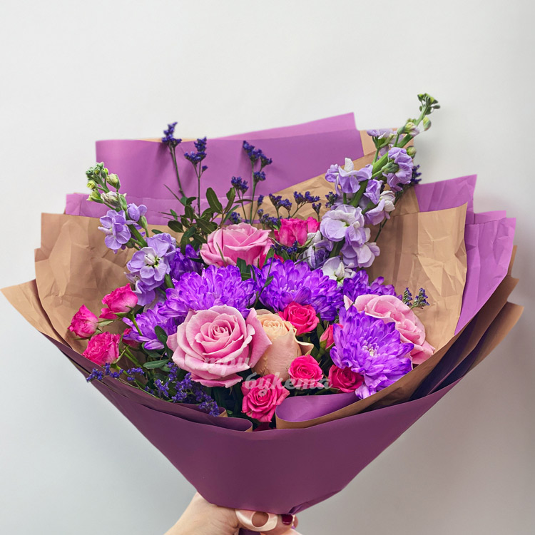 Букет розовых роз и сиреневых хризантем (крупный план)