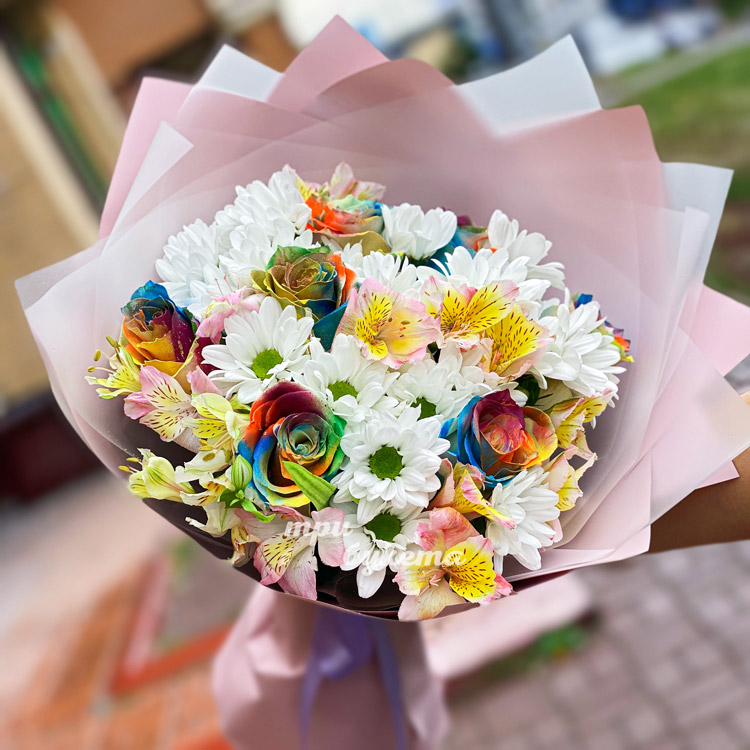 Букет радужных роз с белыми хризантемами (вид сверху)