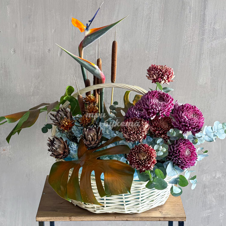 Корзина гортензий и экзотических сухоцветов (крупный план)